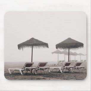 Alfombrilla De Ratón Sunbeds y paraguas en la playa de Playamar