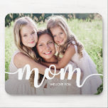 Alfombrilla De Ratón Te Ama Mamá | Tu foto con tipografía blanca<br><div class="desc">Esta pastilla dulce de ratón dice "mamá" en tipografía blanca y moderna,  y las palabras "te queremos" (que puedes cambiar fácilmente usando la plantilla). Añade tu foto favorita para personalizarla completamente.</div>