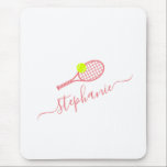 Alfombrilla De Ratón Tennis Sport Monograma Nombre personalizado<br><div class="desc">Mousepad,  Personalizado Femenino Rosa y Girona Blanca con una elegante raqueta de tenis y un elegante monograma de bola,  con un elegante nombre tipo letra de guión y un sencillo logo de tenis que puede personalizar para un entrenador de tenis o un jugador en su equipo.</div>