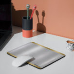 Alfombrilla De Ratón Textura metálica de plata y oro de corte minimalis<br><div class="desc">Elegante textura metálica plateada,  lucimiento de aluminio cepillado con acentos de borde dorado —tipografía de personalizable en negro. Diseño minimalista simple,  moderno y elegante.</div>