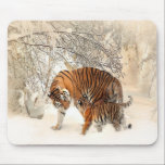 Alfombrilla De Ratón tigres en la nieve<br><div class="desc">Madre y niño tigre caminando en fotografía del paisaje de la nieve.</div>