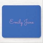 Alfombrilla De Ratón Tipografía simple personalizada en rosa y azul<br><div class="desc">Un diseño simple y moderno de su nombre en un divertido estilo tipográfico en rosa milenario sobre un fondo azul cobalto.</div>