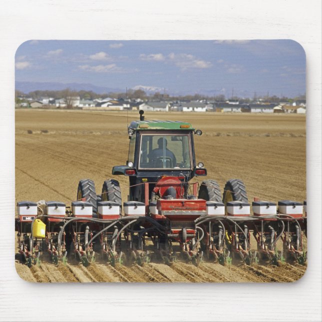 Alfombrilla De Ratón Tractor que tira de un plantador del maíz de (Frente)