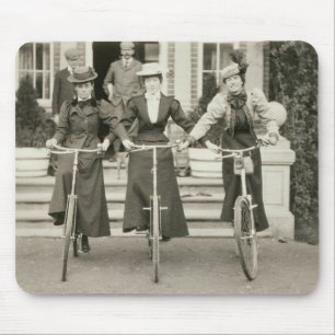 Alfombrilla De Ratón Tres mujeres en las bicicletas, 1900s tempranos