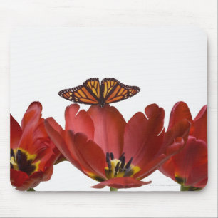 Alfombrilla De Ratón Tres tulipanes rojos y una mariposa de monarca