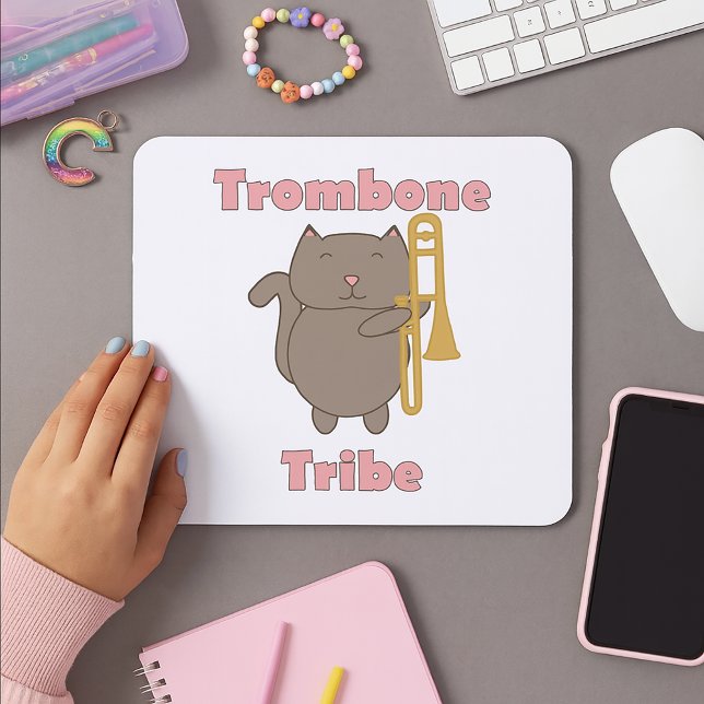 Alfombrilla De Ratón Tribu de Trombone Gato Kawaii Letras Rosadas (A mouse pad with a cute cat holding a trombone and the words trombone tribe in pink.)