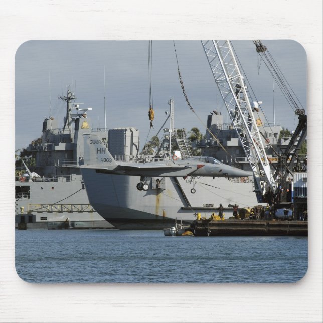 Alfombrilla De Ratón Un águila F-15 recibe el ascensor de una grúa de b (Frente)
