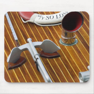 Alfombrilla De Ratón Un ancla y una Vida-Boya en un barco de madera