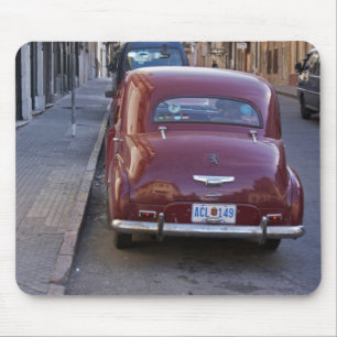 Alfombrilla De Ratón Un clásico Peugeot rojo antiguo estacionado en una
