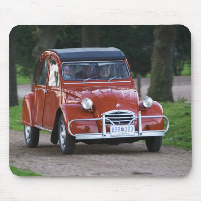 Alfombrilla De Ratón Un coche rojo viejo de Citroen 2CV con una mujer (Frente)