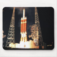 Un cohete pesado Delta IV se levanta