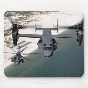 Alfombrilla De Ratón Un CV-22 Osprey y un MH-53 pavimentan punto bajo