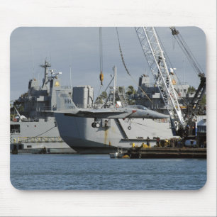 Alfombrilla De Ratón Un F-15 Eagle consigue una elevación de una grúa