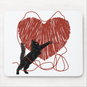 Alfombrilla De Ratón Un gato negro juguetón desmoronando el corazón roj