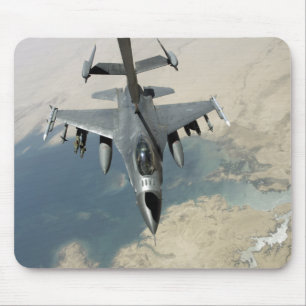 Alfombrilla De Ratón Un halcón que lucha F-16 reaprovisiona de