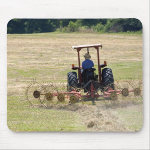 Alfombrilla De Ratón Un joven muchacho conduciendo un tractor cosechand