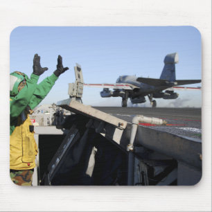 Alfombrilla De Ratón Un merodeador de EA-6B lanza de la cubierta de