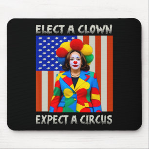 Alfombrilla De Ratón Un payaso espera un circo anti-kamala-harris