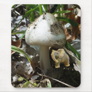 Alfombrilla De Ratón Un pequeño elefante bajo un hongo