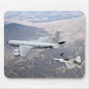 Alfombrilla De Ratón Un rapaz F-22 recibe el combustible de un KC-135