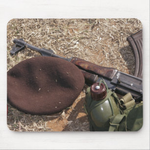 Alfombrilla De Ratón Un rifle, militar cubre y cantina