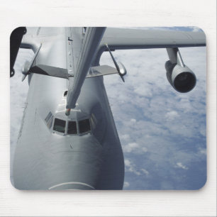 Alfombrilla De Ratón Un suplemento KC-10 se prepara para reaprovisionar