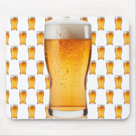 Alfombrilla De Ratón Una agradable cerveza fría en un vaso helado en un