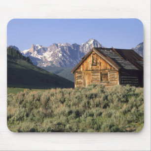 Alfombrilla De Ratón Una cabaña de troncos y las montañas Sawtooth en