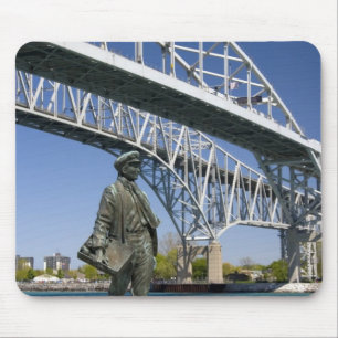 Alfombrilla De Ratón Una estatua de Thomas Edison del artista local