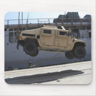 Alfombrilla De Ratón Una grúa levanta un M998 Humvee