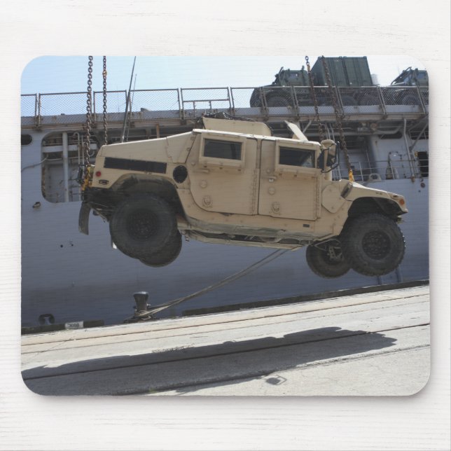 Alfombrilla De Ratón Una grúa levanta una Humvee M998 (Frente)
