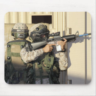 Alfombrilla De Ratón Una infantería explora los objetivos su arma
