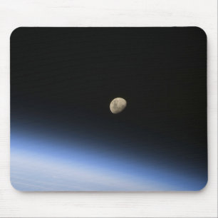 Alfombrilla De Ratón Una luna gibosa visible sobre la atmósfera de