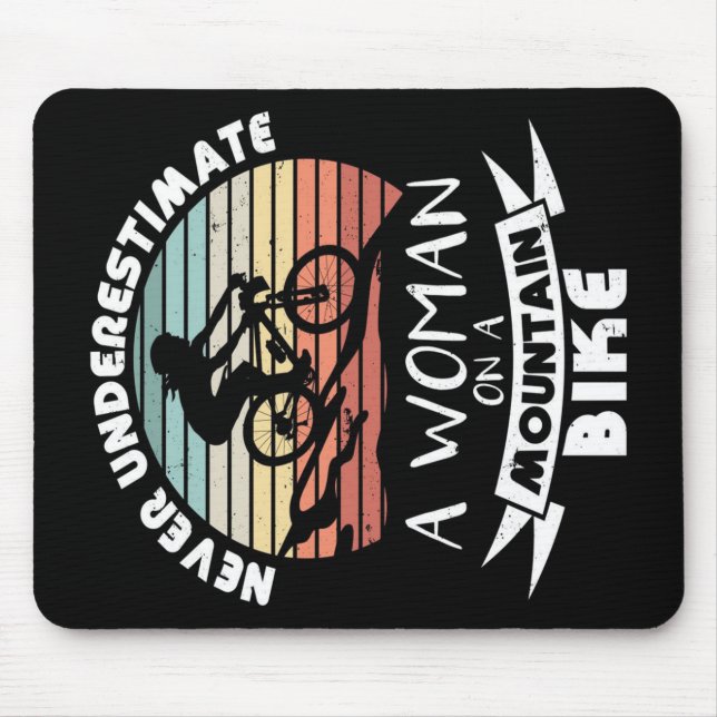 Alfombrilla De Ratón Una mujer en una bicicleta de montaña | Regalo de  (Frente)