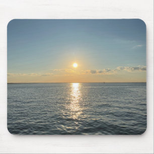 Alfombrilla De Ratón Una puesta de sol serena sobre un horizonte de agu