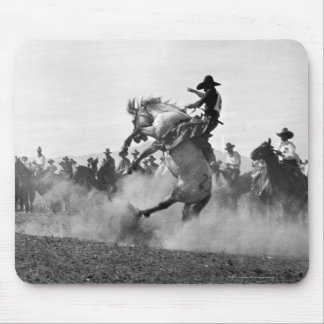 Alfombrilla De Ratón Vaquero en un caballo salvaje bucking