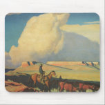 Alfombrilla De Ratón Vaqueros vintage, Open Range de Maynard Dixon<br><div class="desc">Open Range (1942) de Maynard Dixon es una pintoresca pintura del paisaje de arte occidental de época. Un ranchero de vaqueros montando su caballo en las llanuras del suroeste. Él está acaparando sus vacas, toros y ganado en la pradera. Grandes nubes blancas llenan el cielo sobre los campos de la...</div>