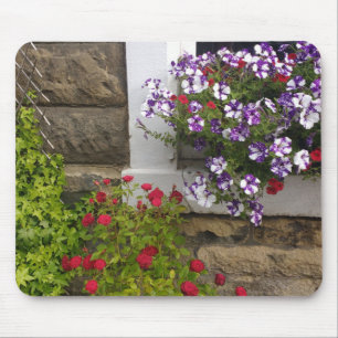 Alfombrilla De Ratón Ventana de cabaña escocesa con petunias y rosas