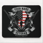 Alfombrilla De Ratón Veterano norteamericano personalizado orgulloso de<br><div class="desc">Personalizado veterano norteamericano orgulloso Vet USA Bandera con soldados con armas de fuego y diseño de bandera norteamericana. ¡Personalizado con su nombre,  texto Personalizado y ubicación! ¡Un regalo perfecto para esa persona especial en tu vida!</div>