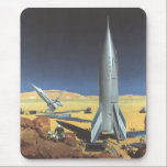 Alfombrilla De Ratón Vintage Science Fiction Desert Planet con cohetes<br><div class="desc">Ilustracion vintage futurista en el espacio exterior y planetas ciencia ficción imagen del cohete. Un cohete de ciencia ficción de viajes y transporte retro en un planeta extranjero o una luna con astronautas explorando el terreno en este desconocido mundo extraterrestre. Un clásico de los años 50: el diseño de ciencia...</div>