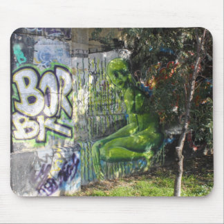 Alfombrilla De Ratón Visitante verde del graffiti del espacio ultraterr