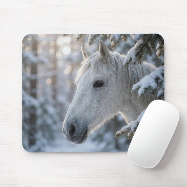 Alfombrilla De Ratón White Horse In Snowy Pine Tree (Con ratón)