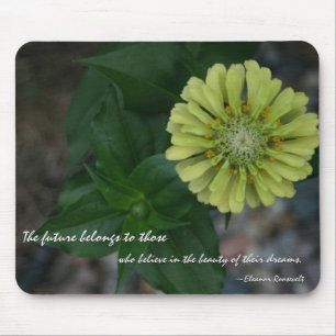 Alfombrilla De Ratón Zinnia amarillo con cita de Eleanor Roosevelt