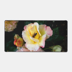 Alfrombrillas De Escritorio Abejas con flores de rosas amarillas rosas