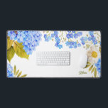 Alfrombrillas De Escritorio Acuarela Azul Hidrangeas Floral Personalizada<br><div class="desc">Añada un acento floral a su espacio de trabajo con esta alfombra acuarela. Presenta anémona blanca acuarela,  hidrangea azul y aliento de bebé. Personalice agregando sus detalles. Esta alfombra para el escritorio de hidrangea es perfecta como regalo.</div>