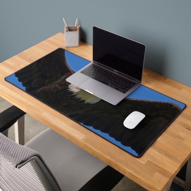 Alfrombrillas De Escritorio Águila calva pasa volando cerca (Oficina 2)