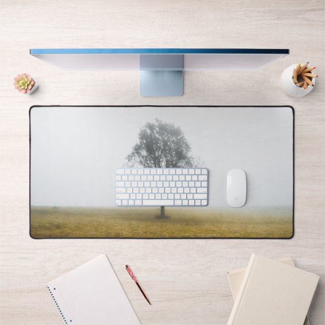 Alfrombrillas De Escritorio Árbol solitario en una neblina mañana de otoño (Oficina 1)