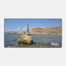 Bahía y torre de Ghajn Tuffieha Cairn de piedra