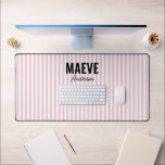 Alfrombrillas De Escritorio Banda rosa y blanca personalizada elegante<br><div class="desc">Moderna y minimalista tipografía con diseño de alfombras de mesa de regalo personalizadas y elegantes de rayas blancas y rosadas.</div>