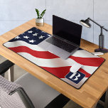 Alfrombrillas De Escritorio Bandera estadounidense ondeando un monograma perso<br><div class="desc">American Flag Desk Mat - Bandera americana diseño moderno rojo y azul. Personaliza con nombre militar, oficial de policía o veterano. Esta alfombra de escritorio militar personalizada es perfecta para ramas militares, veteranos, departamentos de policía y agentes del orden. DERECHOS RESERVADOS © 2023 Judy Burrows, Black Dog Art - Todos...</div>